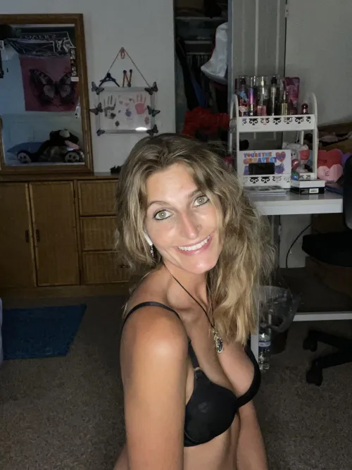 Thumbnail Sensual Reveal: Behind-the-Scenes of an OnlyFans Star
