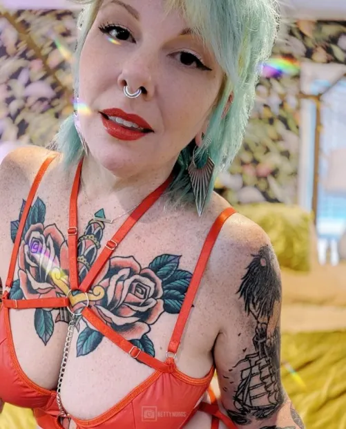 Thumbnail Punk Rock Shows and Drinks: A SceneGirl's Dream | thebettynuggs