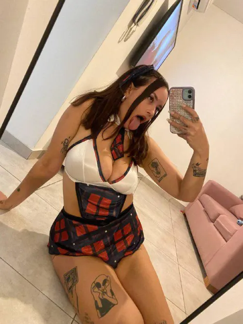 Thumbnail Ready to Have Fun in Your Bed: Exciting Content from w_queen