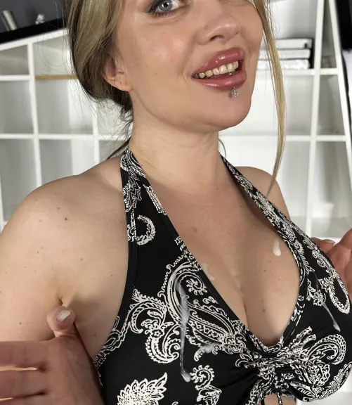 Thumbnail Juicy Mommy's Desire: Exploring Sensuality in Cumshots