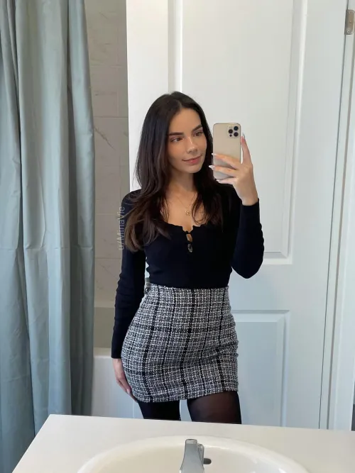 Thumbnail Style Check: Evaluating Skirt Choices with MinaVie
