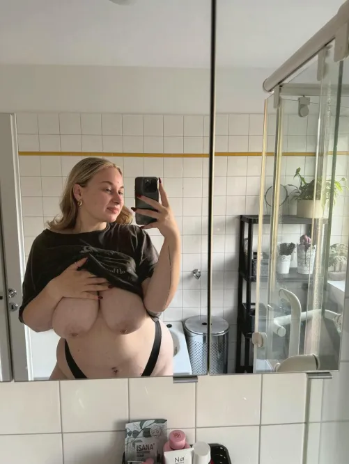 Thumbnail slightlychubby: Comparing Sizes with madisonxhobbs