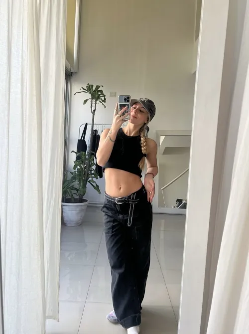 Thumbnail Absolutely Stunning: Croptop Abs Beauty Revealed | NoMeasurement5015