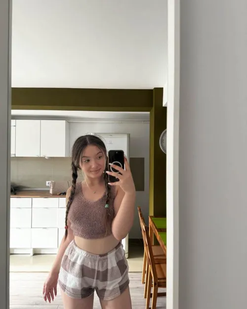 Thumbnail Stay Stylish: Hot Looks with Crop Tops | elizabaikova