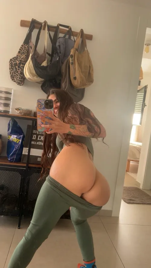 Thumbnail SpicyKween Gets a Lil Bit Silly in Yoga Pants