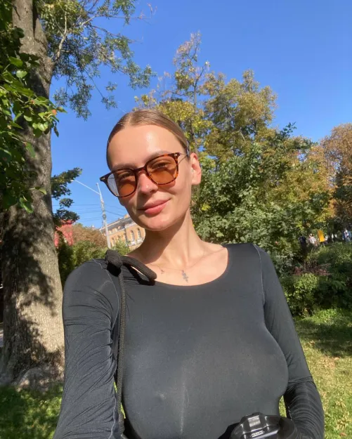 Thumbnail Sunny Comfort: LenaMizu's Blissful Braless Style