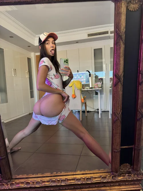 Thumbnail Serving Asstastic Vibes: ommnicky's Cheeky Delight