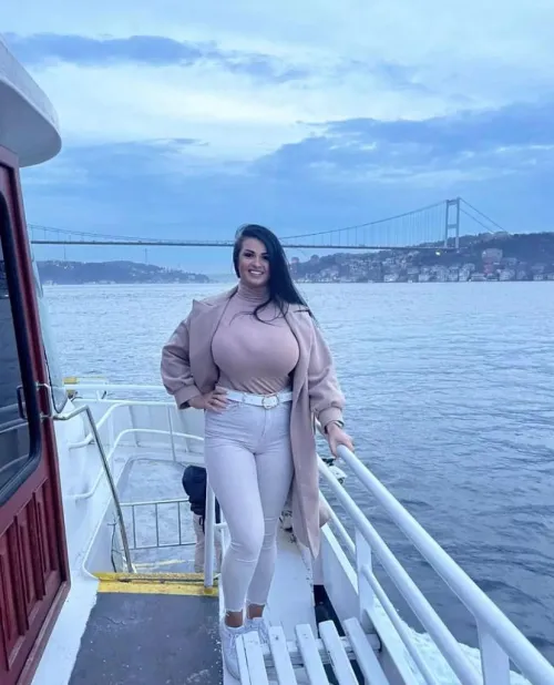 Thumbnail Experience 'Big Floaters on a Boat' with thijs425 in 2busty2hide