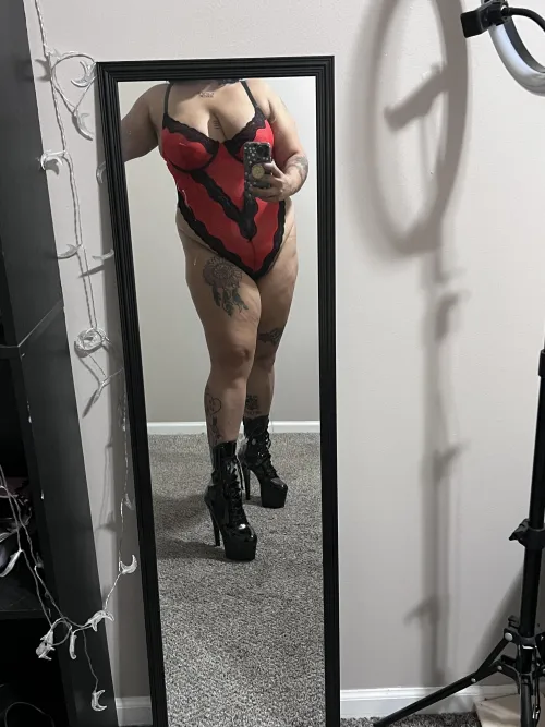 Thumbnail lilcrybbyx: Unveiling the Femme Fatale on altgonewild