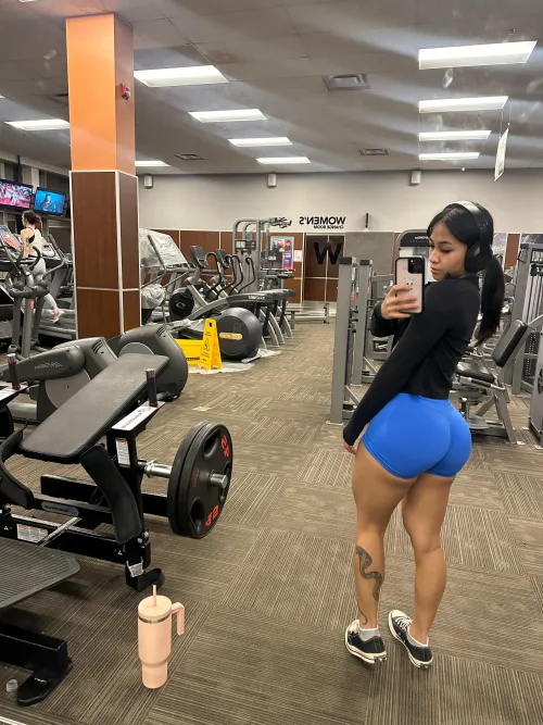 Thumbnail Gym Selfie: Capturing Fitness Moments by queeniefit