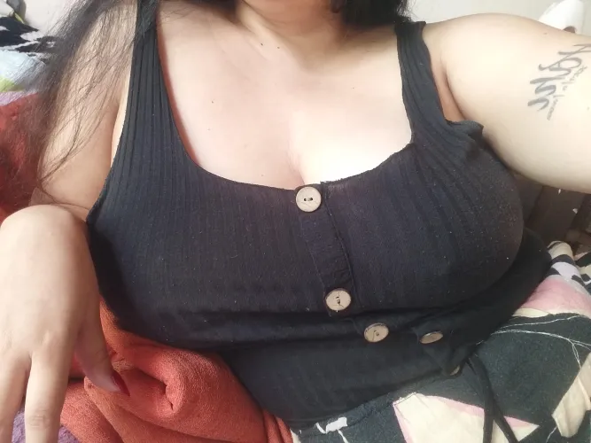 Thumbnail Neleya2271's Homecoming: Embracing Braless Comfort