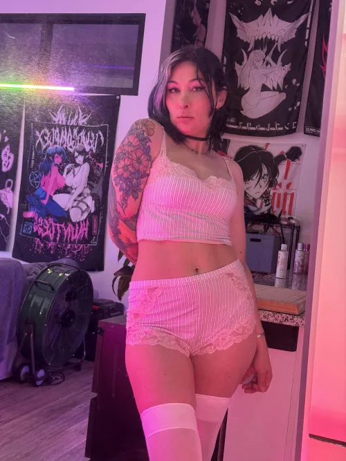 Thumbnail MoiraBlacke's Chill Vibe: Feeling Cute at Home in Croptopgirls