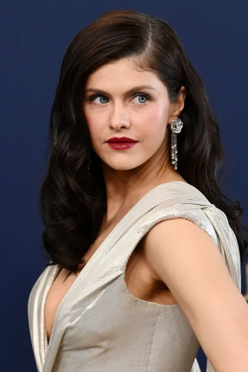 Thumbnail Yeeeeeftb's Spotlight: Alexandra Daddario's Enchanting Presence