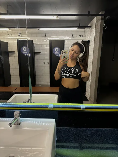 Thumbnail Gym Selfie Moments: BellaFits' Croptopgirls Style Inspiration