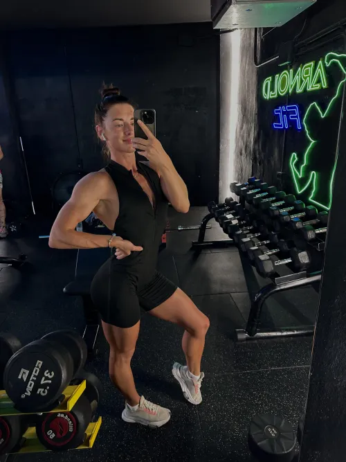Thumbnail Kissedkiki's Mirror Selfie: Post-Training Refreshing Look