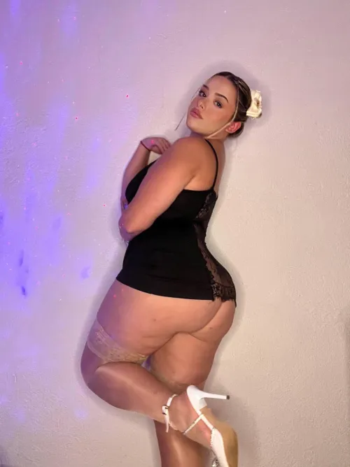 Thumbnail Friendly Offer: Say Hi to Unlock Nudes in a Miniskirt Setting