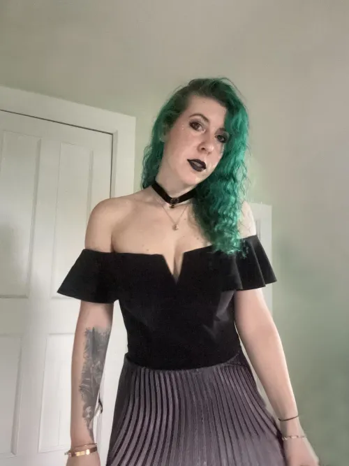 Thumbnail Elegant Decadence: Showcasing Fancy Cleavage
