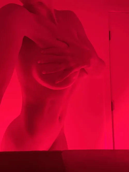 Thumbnail Size Seeking: Navigating Body Positivity with luminauti_