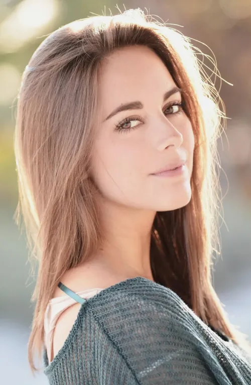 Thumbnail María Elisa Camargo: A Radiant Beauty Unveiled by qwer5r