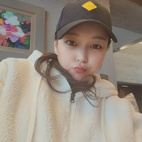 Thumbnail Felt Cute with My Cap: Stylish Moments in Realasians Community
