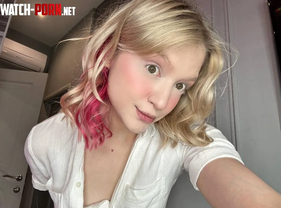 I feel so pretty with my pink hair  by GorgeousDollAura
