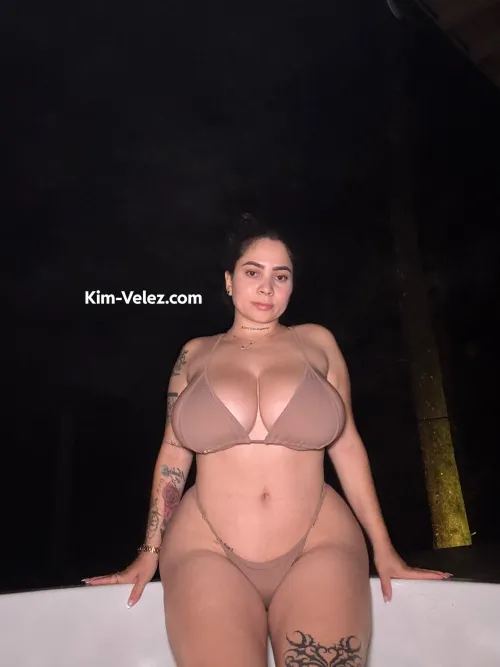 Thumbnail Kim_velez's Hot Water Revelation: Feel the Heat