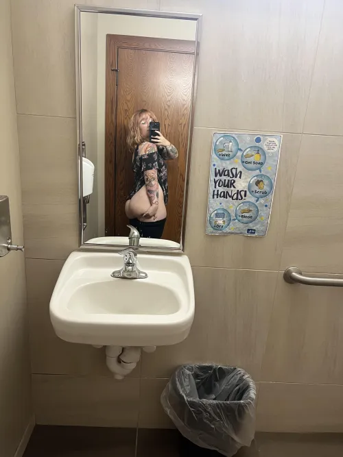 Thumbnail Enjoy Work Selfies and More on Snapchat with Glitteringworm78