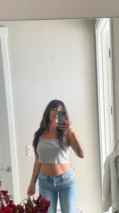 Thumbnail Perfect Combo: Styling Tips for Rocking a Crop Top with No Bra