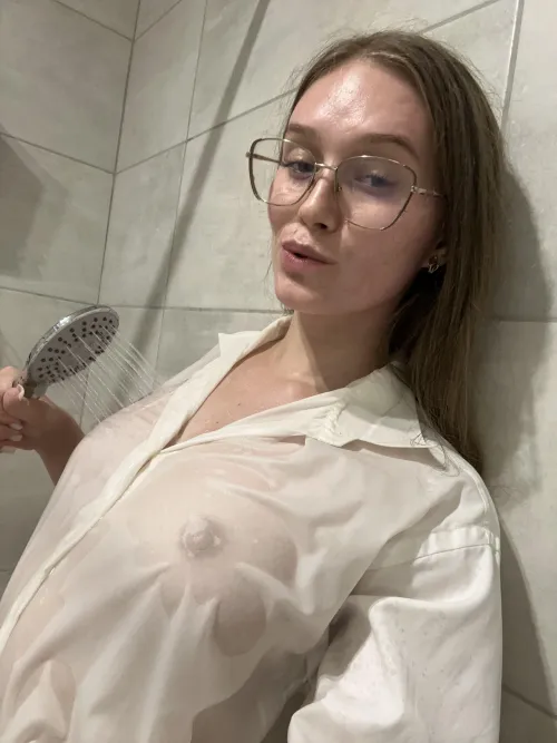 Thumbnail Cooling Off: Apprehensive-Eye2373's Shower Adventure | GirlsShowering Experience