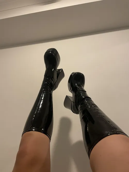 Thumbnail Discover the Sensuality of Tight Boots by [deleted]