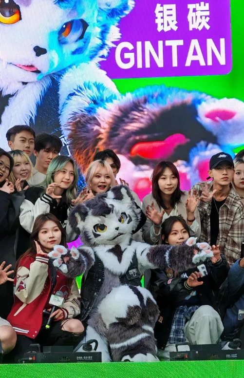 Thumbnail Dragoniel Introduces 'Gintan' in the Furry World