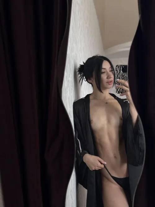 Thumbnail Reflecting on Sensuality: The Mirror's Secrets | woodnio