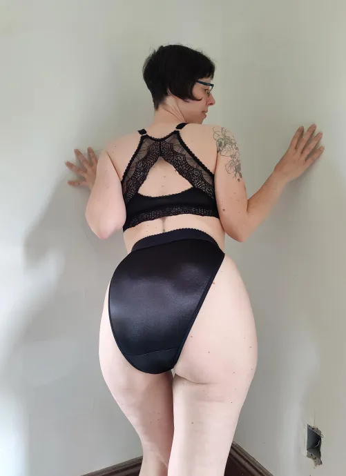 Thumbnail Its_delphine's Provocative Question: Cum Over 45-Year-Old MILF Ass?