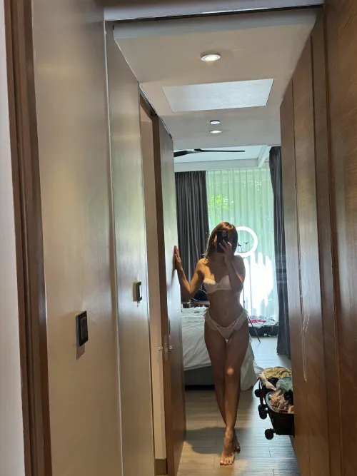 Thumbnail EmmaBailyxx: Dating a Petite Curve Through MirrorSelfie