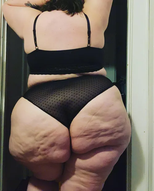 Thumbnail Celebrating Cellulite: Discovering the Beauty of BBW by CremeBrulegs