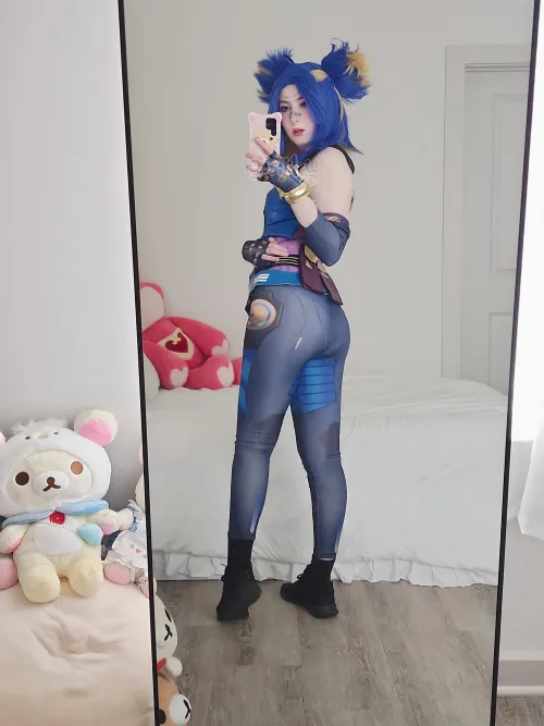 Thumbnail Neon Warrior: Valorant Cosplay by Gintku