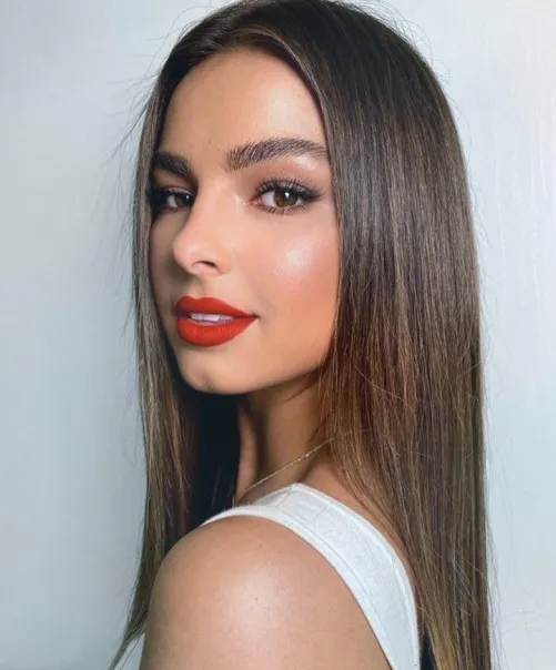 Thumbnail Revealing the Allure of Addison Rae | Think_Dot8473 Insider