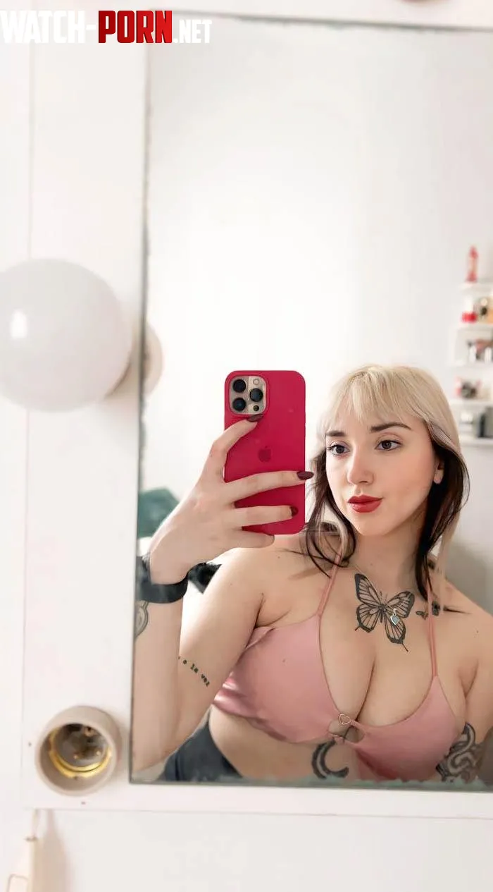 Mirror selfie for today by LolaPinking