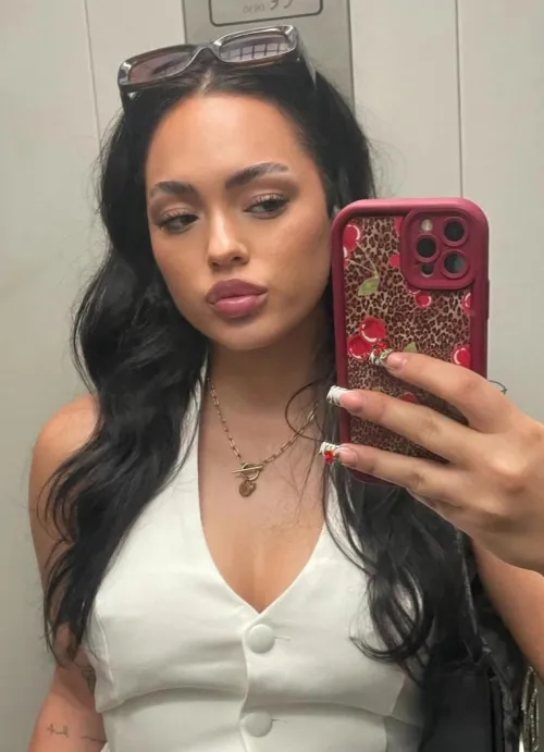 Thumbnail Selfie Perfection: A Classy Twist with curvysweetpie