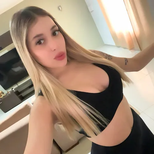 Thumbnail LillieBlooms Radiates Confidence and Positivity in Croptopgirls Style