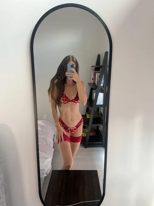 Thumbnail labeloiseau Shines in Red Lingerie: Making the Body Pop