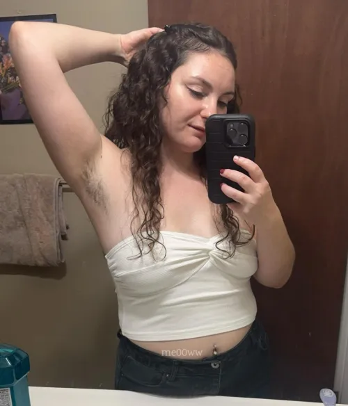 Thumbnail Confident Beauty: me00ww Embraces HairyArmpits