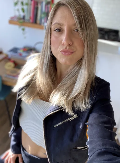 Thumbnail Apart-Usual2192's Gorgeous Silly Faces in Croptop Style