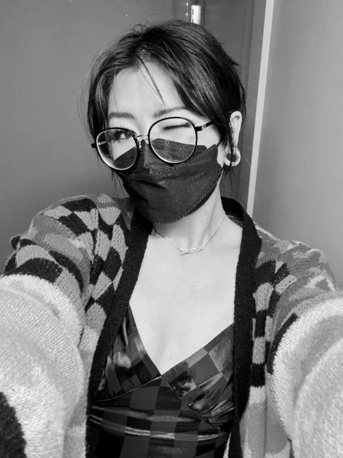 Thumbnail SungEunSays: Korean Girl Next Door Selfies at Work | RealAsians