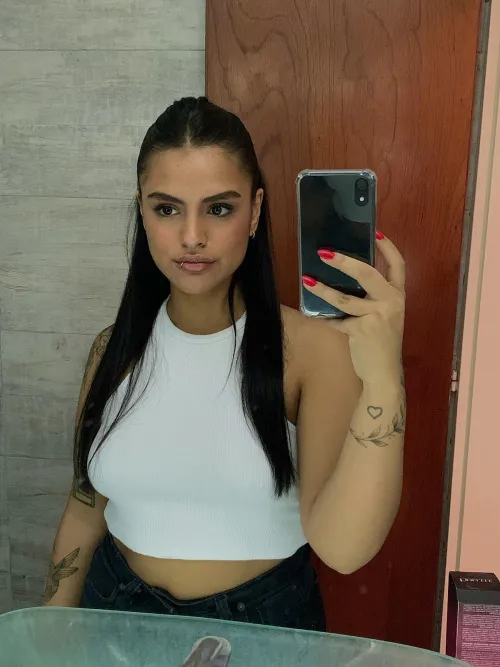 Thumbnail Love Your Body: Finding the Perfect Crop Top Fit