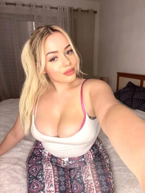 Thumbnail Croptop Confessions: chicxboss Shares Secrets in Croptopgirls