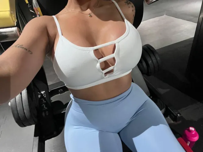 Thumbnail Debunking Myths: Are Men Crazy About Tans on Croptopgirls?