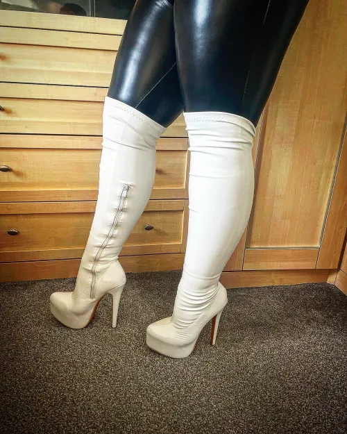 Thumbnail Wife in Boots: yamahastryder12's Stylish Presence