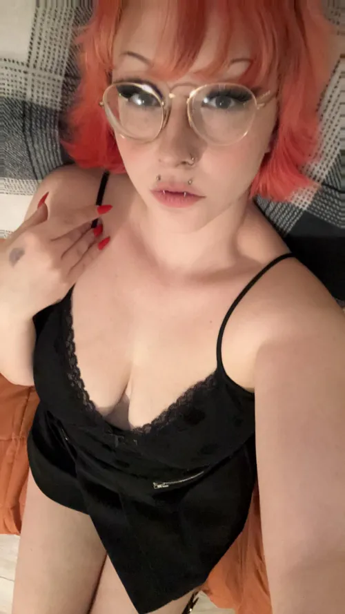 Thumbnail rosieredbottom69 Offers Online Fun and Entertainment on Snapchat