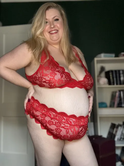 Thumbnail Ravishing in Red: feedeebrooke's Sensational Display